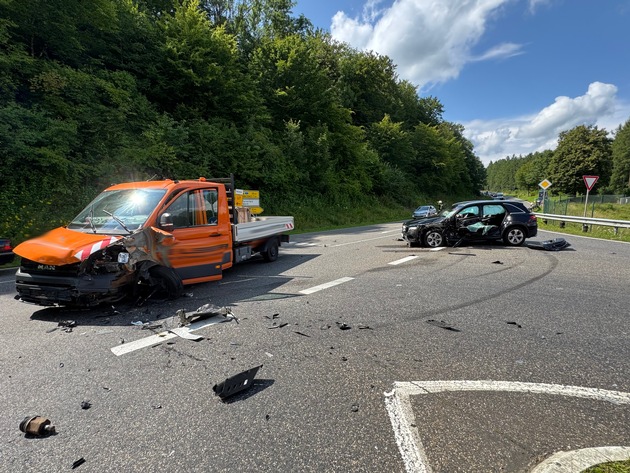 FW VG Westerburg: Verkehrsunfall im Kreuzungsbereich - vier Leichtverletzte