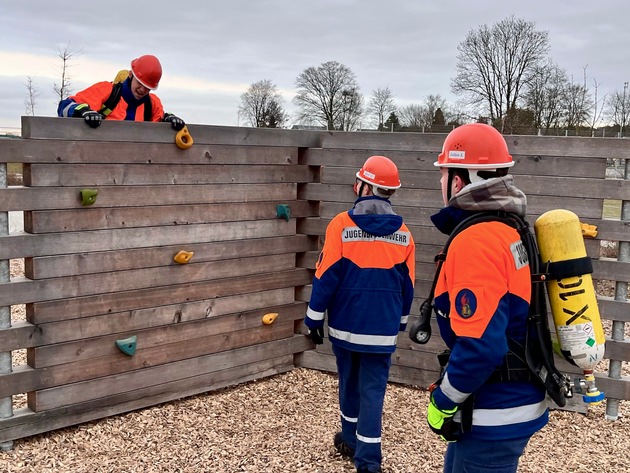 FW Hünxe: Jugendfeuerwehrleitung im Amt bestätigt - Jugendliche trainieren im Hindernisparcours