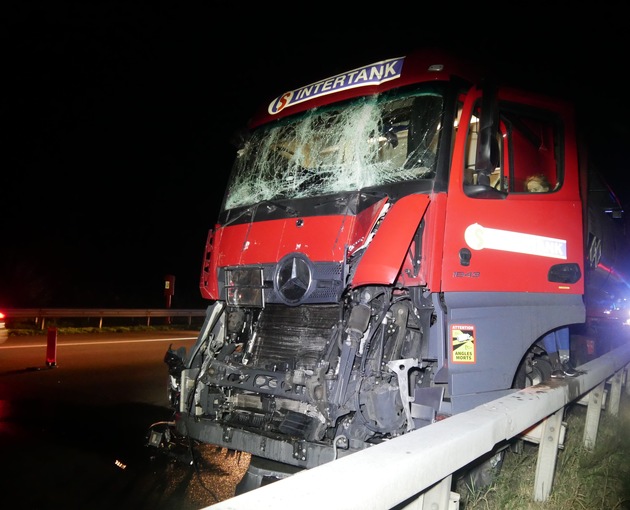 POL-ROW: ++ Baustelle auf der Hansalinie A1 - Schwerer Auffahrunfall am Stauende ++ Schwerer Unfall an der Bahnstrecke - 50-jähriger EVB-Mitarbeiter verletzt ++