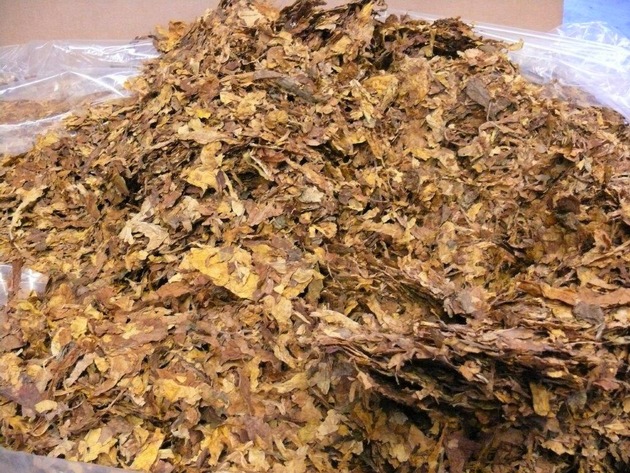 ZOLL-M: 19 Tonnen Tabak sichergestellt, LKW mit Rauchtabak und gefälschten Dokumenten vom Zoll gestoppt.