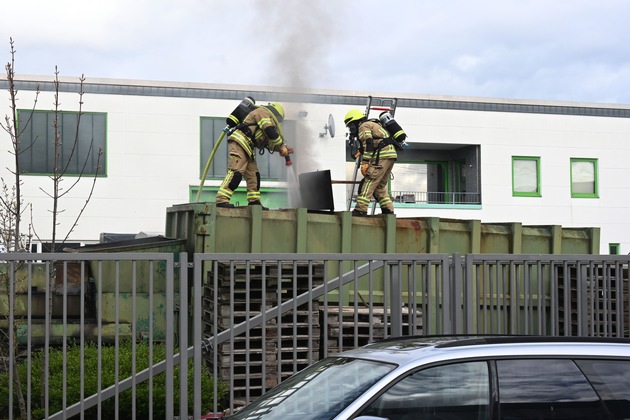 FW Pulheim: Brand einer Müllpresse löst Feuerwehreinsatz aus