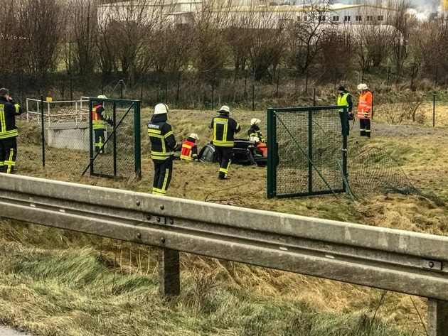 POL-HM: Pkw kommt von der Fahrbahn ab und fährt in Rückhaltebecken