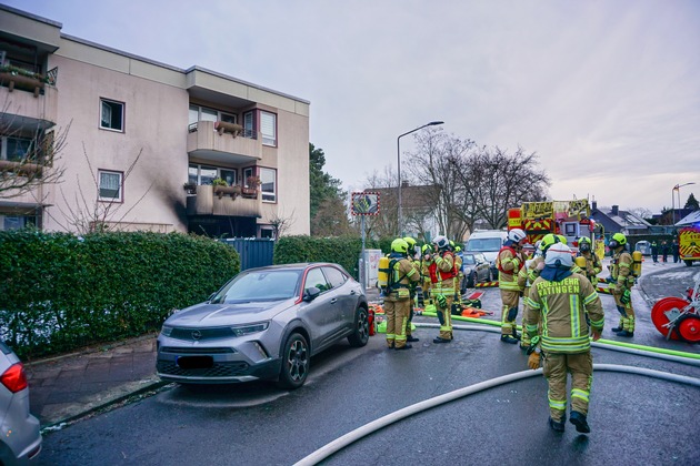FW Ratingen: Wohnungsbrand in Ratingen - Feuerwehr rettet schwer verletzte Person aus Brandwohnung