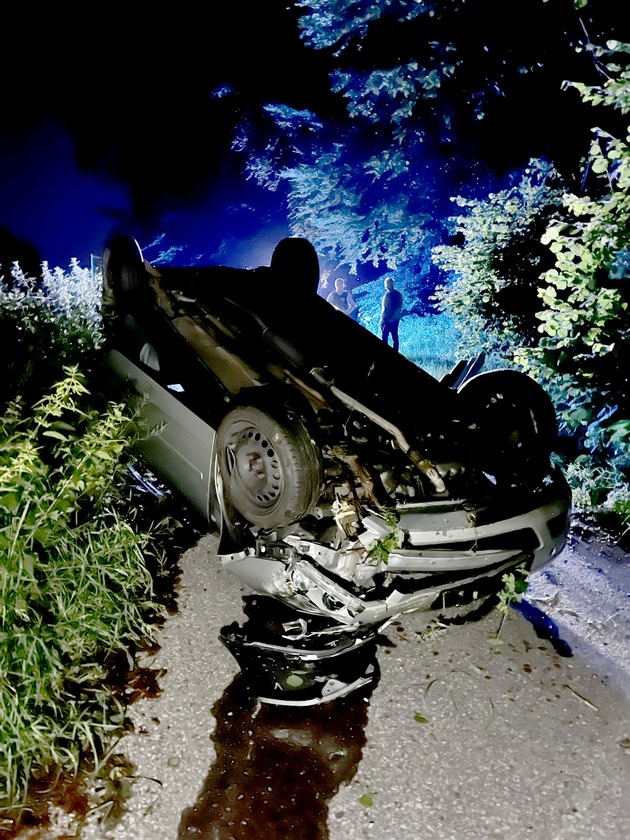 POL-AC: Unfall in der Eifel - Auto landet auf dem Dach