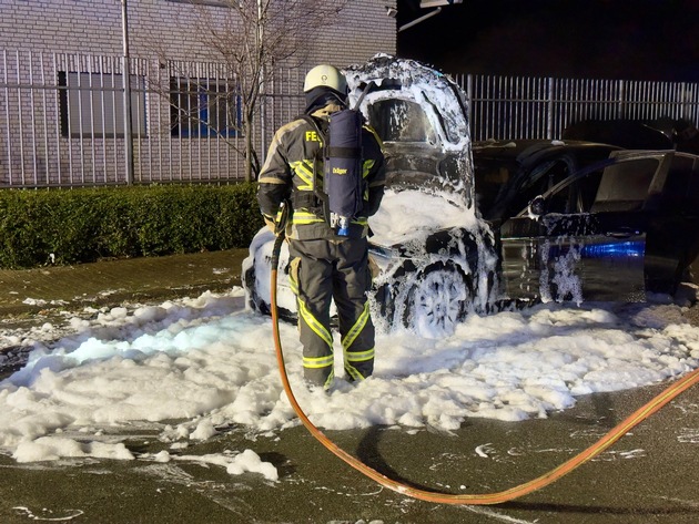 FW Hünxe: Pkw brennt in voller Ausdehnung