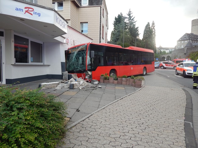 POL-PDMY: Linienbus kollidiert mit Hauswand