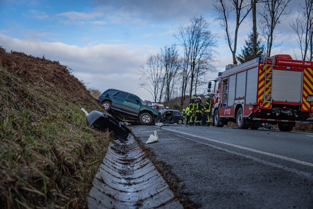 FW Möhnesee: Schwerer Verkehrsunfall B229 Möhnesee / Beide Fahrer eingeklemmt im PKW