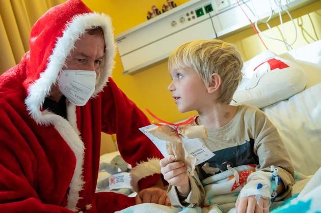 Weihnachtsmänner beglücken kleine Patienten im Klinikum Stuttgart