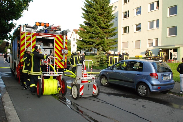 FW-AR: Großaufgebot der Feuerwehr zu Wohnungsbrand gerufen:
Bewohner können Küchenbrand im 4. Obergeschoss selber löschen