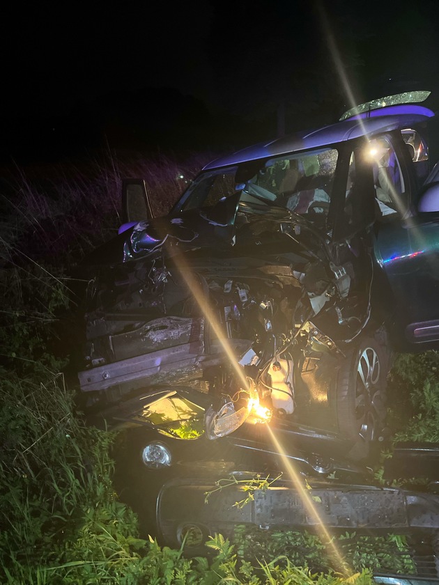 POL-MI: Schwerer Verkehrsunfall auf der B 482 - Pkw prallt auf Traktor