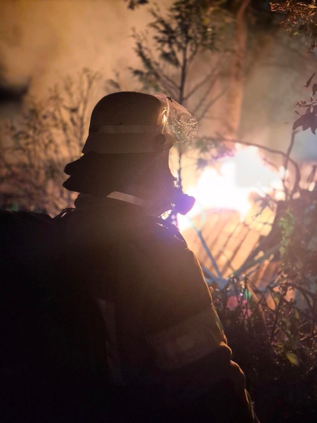 FW Bremerhaven: Feuer auf Kleingartengelände