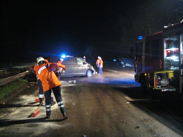 POL-HI: BAB 7, LK Goslar ++ schwerer Auffahrunfall fordert zwei Verletzte ++ zwei Fahrzeuge Totalschaden ++ zwei Stunden Vollsperrung ++