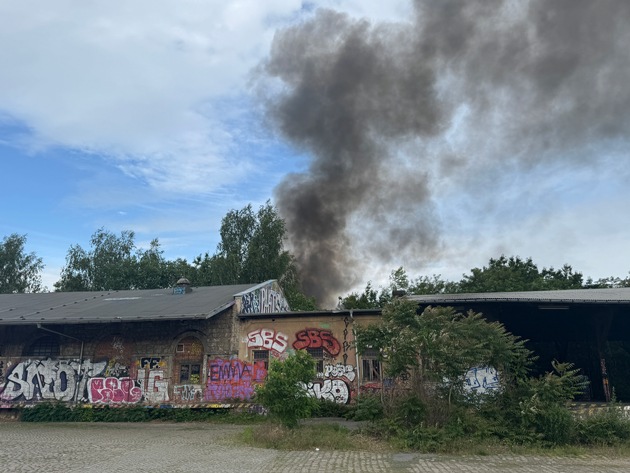 FW Dresden: Gebäudebrand auf ehemaligem Bahnhofsgelände - Großeinsatz der Feuerwehr Dresden