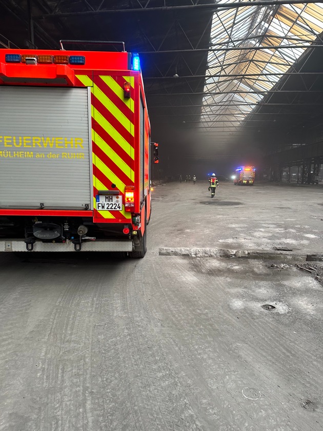 FW-MH: Unterirdischer Brand in einer Lagerhalle