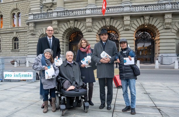 Pro Infirmis Schweiz: Il Presidente del Consiglio nazionale Martin Candinas lancia la sessione delle persone con disabilità / Invito ai membri del Parlamento con un Grittibänz