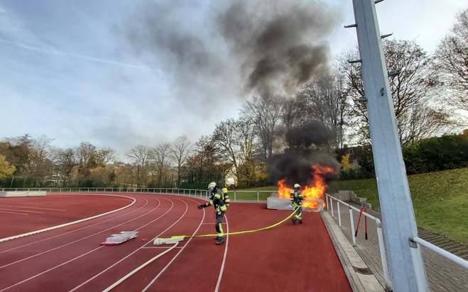 FW-EN: Brand eines Hochsprungkissens auf dem Sportplatz am Ochsenkamp