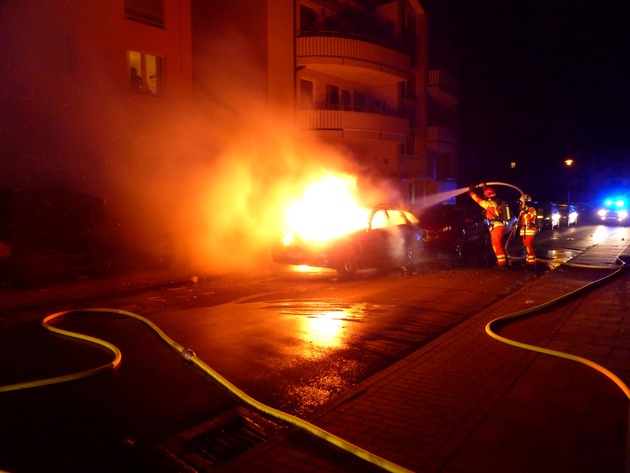 FW-Heiligenhaus: Auto im Nonnenbruch ausgebrannt (Meldung 32/2016)