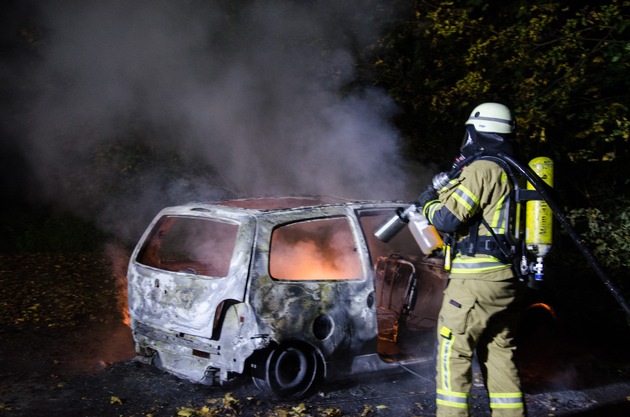FW Menden: Kleinwagen vollständig ausgebrannt