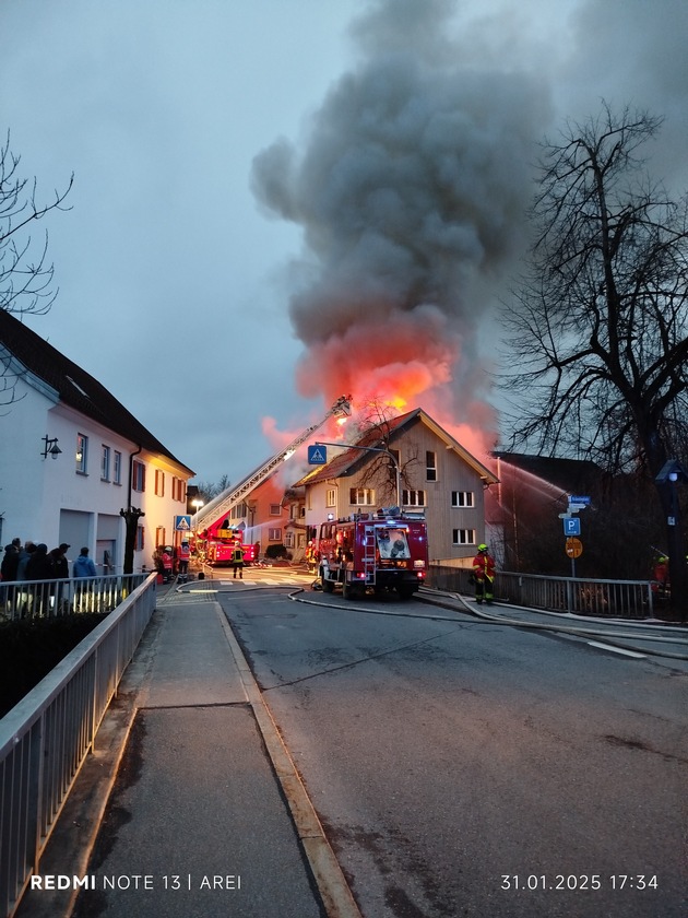 LRA-Ravensburg: Gebäudebrand am Freitagnachmittag, im Ortskern von Amtzell, sorgt für Großaufgebot von Feuerwehren aus Amtzell, Wangen, Leutkirch und Baindt