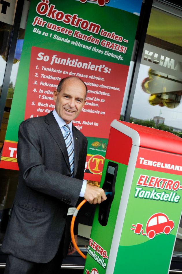 Einweihung der ersten Ökostrom-Tankstelle am Tengelmann Klimamarkt / Neuer Service an Deutschlands erstem CO2-freien Supermarkt in Mülheim an der Ruhr (mit Bild)