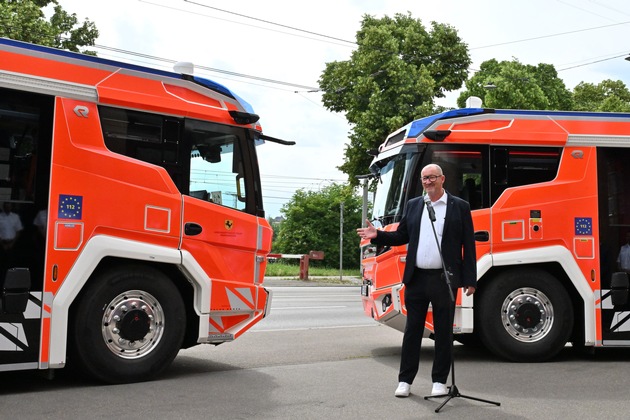 FW Stuttgart: &Uuml;bergabe zweier Hybrid-Hilfeleistungsl&ouml;schfahrzeuge an die Feuerwehr Stuttgart