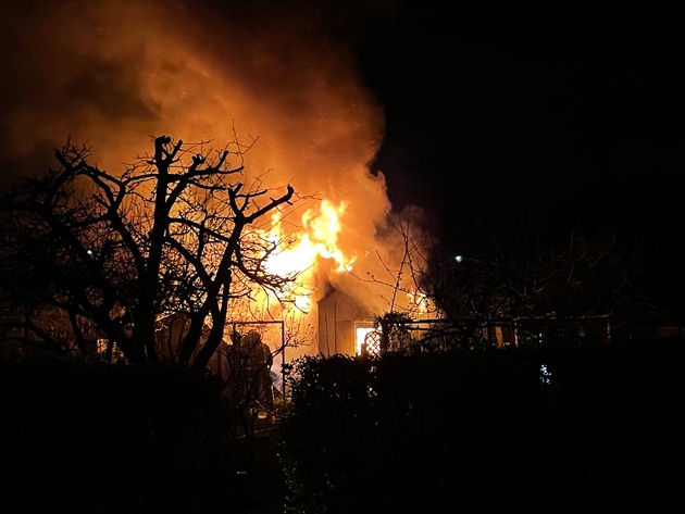 FW Dinslaken: Gartenhaus ausgebrannt