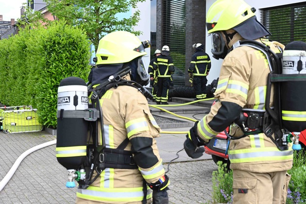 FW Pulheim: Schwelender Akku führt zu umfangreichem Feuerwehreinsatz