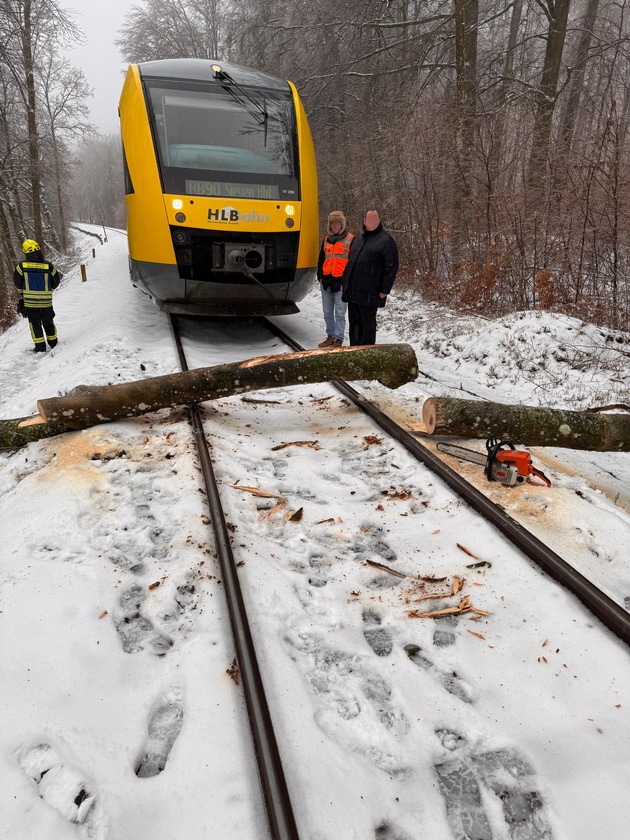 FW VG Westerburg: Umgestürzte Bäume versperrten Bahnstrecke und Straße