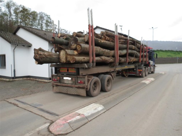POL-PPTR: Holztransport wieder einmal zu schwer und Anhängelast eines Gespannes überschritten