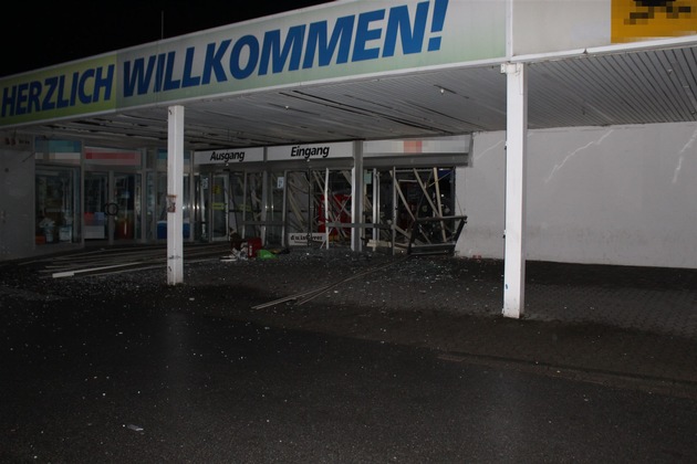 POL-DU: Großenbaum: Geldautomat in Supermarkt gesprengt