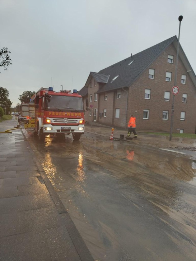 FF Bad Salzuflen: Wasser und Schlammmassen treten durch Fensterfront in ein Wohnhaus ein / Feuerwehr Bad Salzuflen kämpft mit 100 Einsatzkräften gegen Unwetter