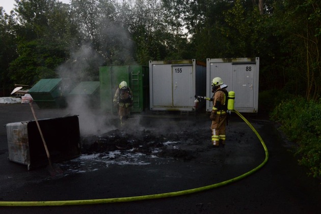 FW-RD: 104 Feuerwehrkräfte bei Feuer in einer Gummiwarenfabrik im Einsatz

In der Helgoländer Straße, bei einer Gummiwarenfabrik kam es heute (22.06.2019) zu einem Feuer.