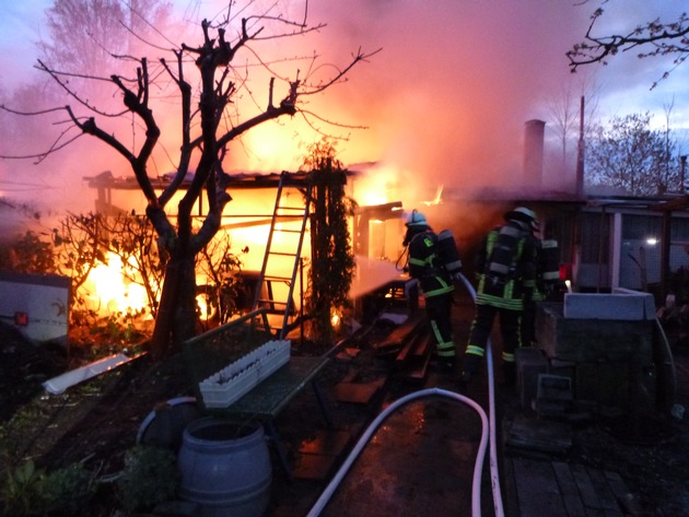 FW-DO: Es brannten mehrere Gartenlauben im Ortsteil Dortmund-Eving