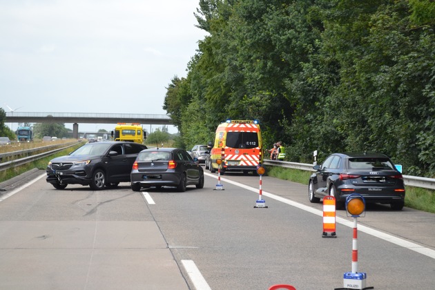 POL-OL: ++ 2 Verkehrsunfälle infolge Staubildung auf der A 29 in Fahrtrichtung Wilhelmshaven mit 2 Verletzten und 5 beschädigten Pkw.