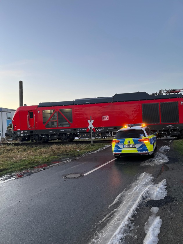 POL-STD: Güterzug übersehen, Firmenfahrzeug in Stade aufgebrochen, Autofahrer unter Drogeneinfluss, Unfallbeteiligter flüchtet ohne Führerschein, Alkohol am Steuer,