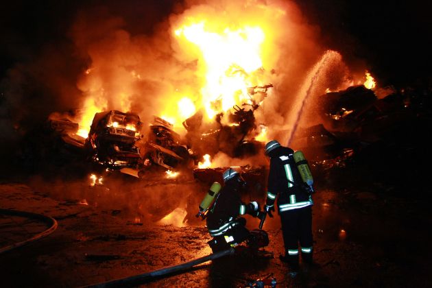 FW-E: Großbrand in Essen-Altenessen, etwa 100 Schrottfahrzeuge ausgebrannt