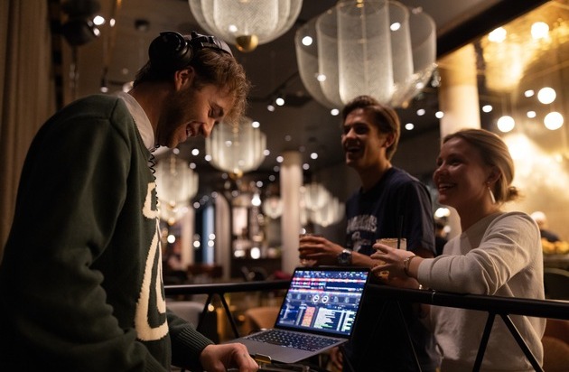 Motel One GmbH: Local playlists measurably improve hotel experience / HearDis! and Motel One present music study