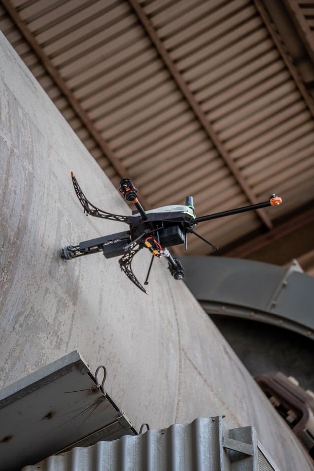Vols de mesure réussis dans la cimenterie Holcim à l’aide de drones spéciaux de « Voliro », une entreprise issue du giron de l’EPFZ