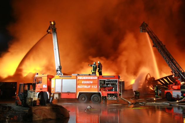 FW-E: Großbrand in Essener Recycling-Unternehmen, 80 Feuerwehrleute im Einsatz