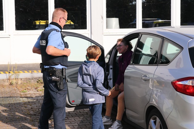 POL-KB: Edertal Bergheim - Aktion &quot;Blitz for Kids&quot; - Polizei verteilt mit Grundschülern grüne und gelbe Karten an Autofahrer