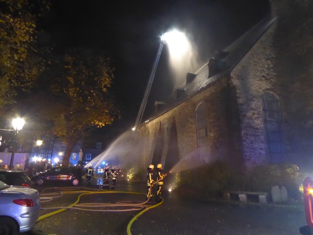 FW-EN: Mehr als 80 Einsatzkräfte der Hattinger Feuerwehr üben den Ernstfall an der St.-Georgs-Kirche