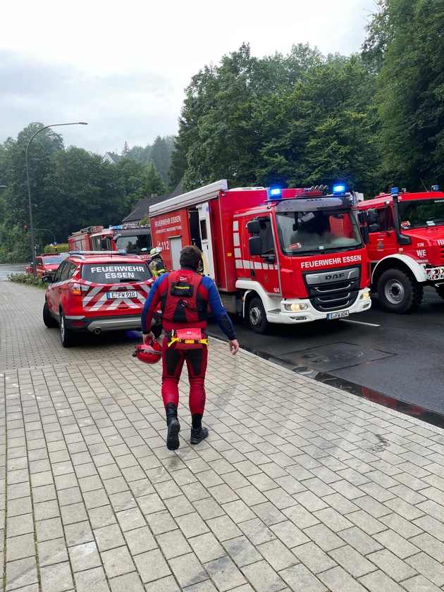 FW-E: Hilflose Person treibt im Wasser - Frau aus der Ruhr gerettet