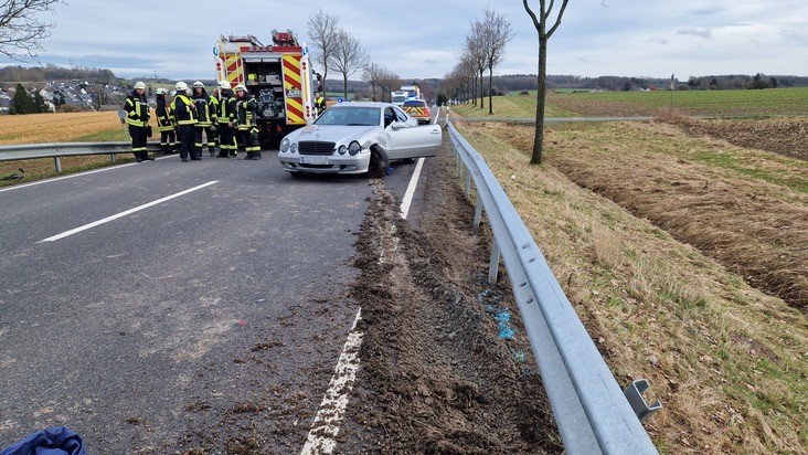 FW VG Westerburg: Junger Fahrer kracht auf Bundesstraße 255 in Leitplanke