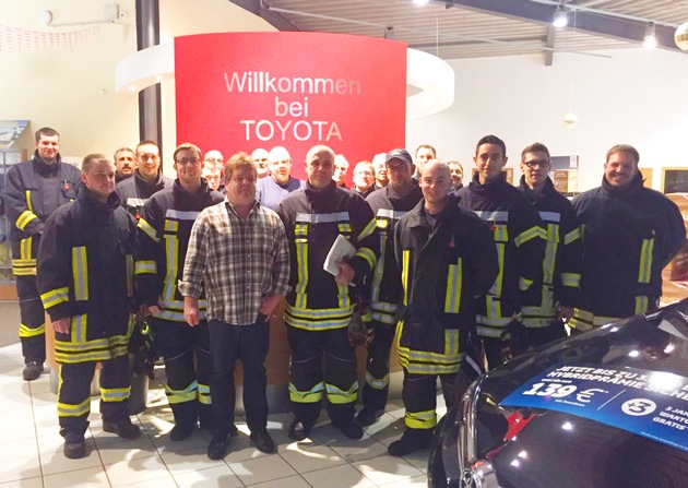 FW-KLE: Ausbildung bei der Feuerwehr Bedburg-Hau: Gefahren für Retter durch Hybridautos