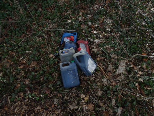 POL-SE: Bilsen - Umweltsünder entsorgen mehrere Kanister mit Altöl - Polizei sucht Zeugen