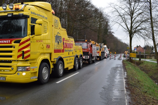 POL-NI: Stadthagen-Schwerer LKW-Unfall - L 372 über Stunden gesperrt