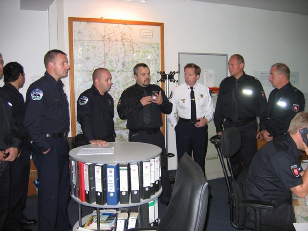 POL-NI: Amerikanische Polizisten zu Besuch bei der Polizei Nienburg/Schaumburg -Bilder im Download-