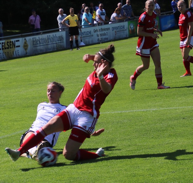 POL-CLP: Polizei-Fußball-EM der Damen in Lohne - Platzierungsspiele - Bilder vom Halbfinale Deutschland gg. Österreich
