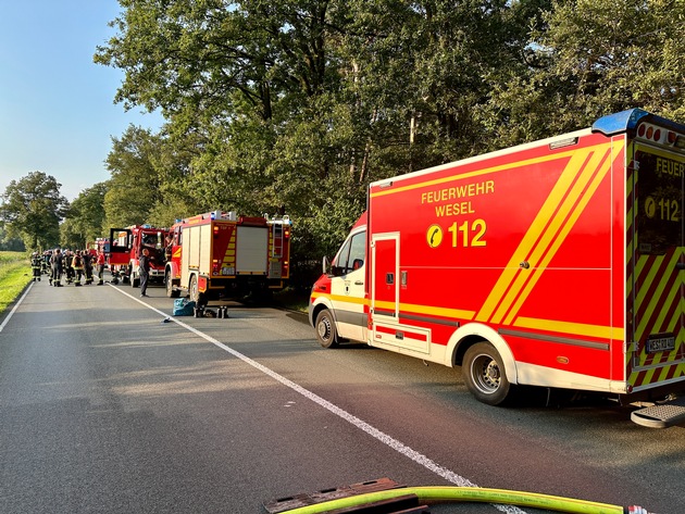 FW Hünxe: Dachgeschoss eines Wohnhauses in Vollbrand