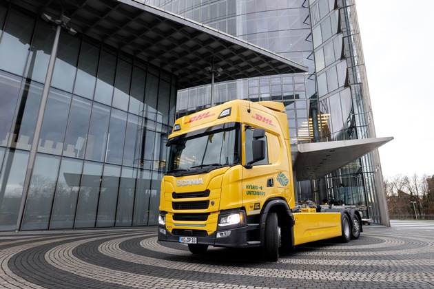 PM: DHL und Scania testen E-Lkw mit kraftstoffbetriebenem Stromgenerator für größere Reichweiten / PR: DHL and Scania to test electric truck with fuel-powered range extender